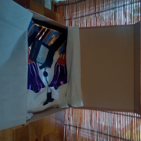 RARE LIMITED EDITION 100% AUTHENTIC LOUIS VUITTON POPPY FLOWER T-SHIRT WITH BOX! - Picture 4 of 12